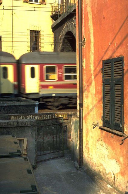 vietato attraversare i binari, cinque terre 199..