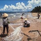 Vietnam 13. Fischer am Strand von Mui Ne.