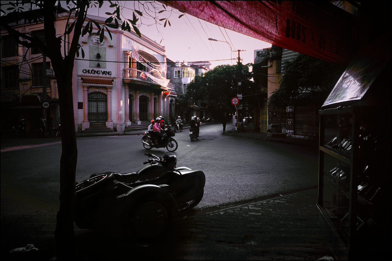 Vietnam 16. Das Chuong Vang Theater in Hanoi.