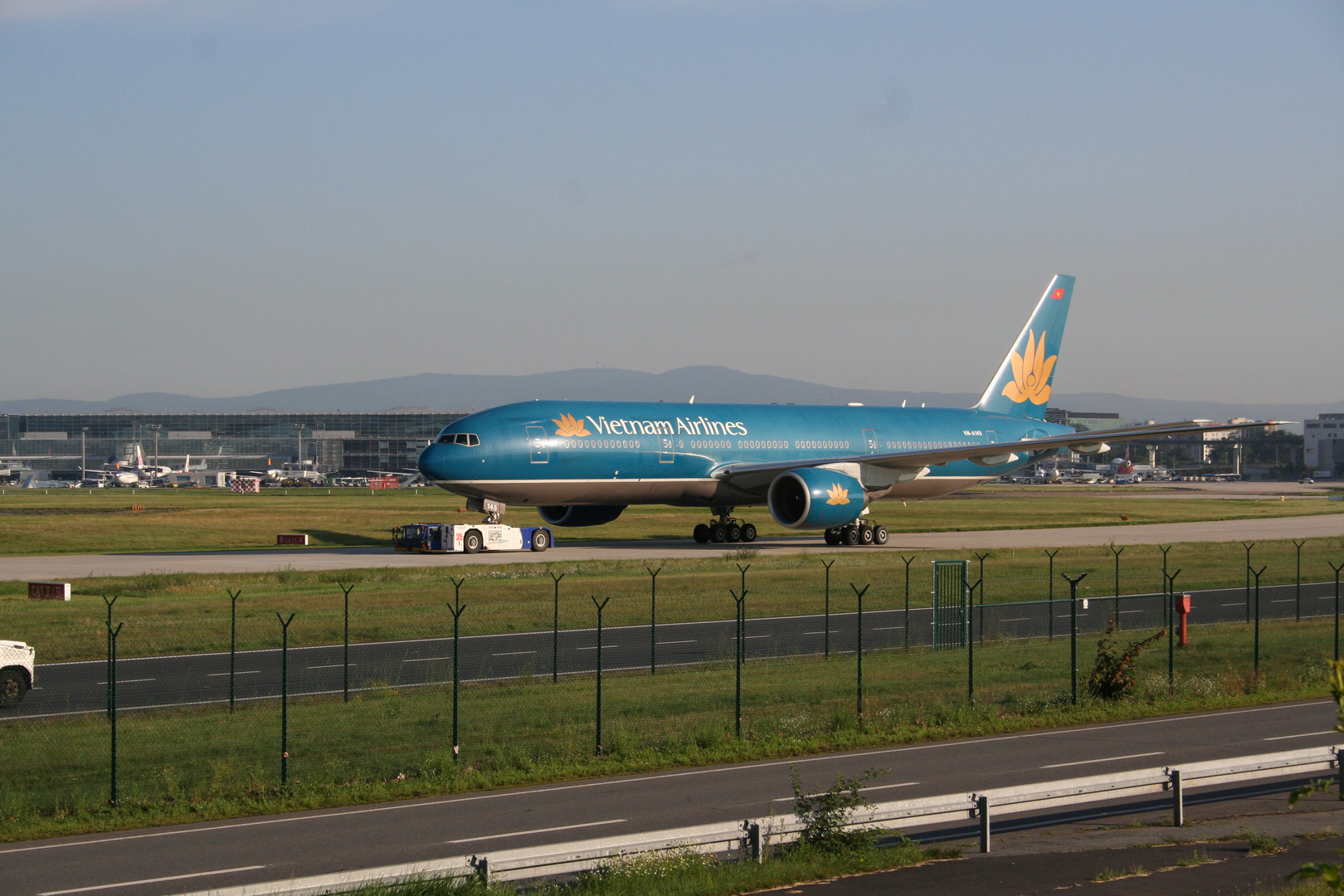 Vietnam Airlines 777-200 in Frankfurt (VN-A145)