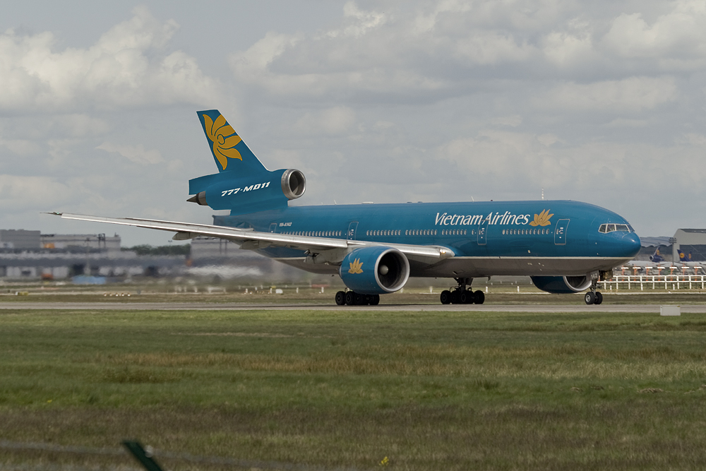 Vietnam Airlines McBoeing-Douglas 777-MD11