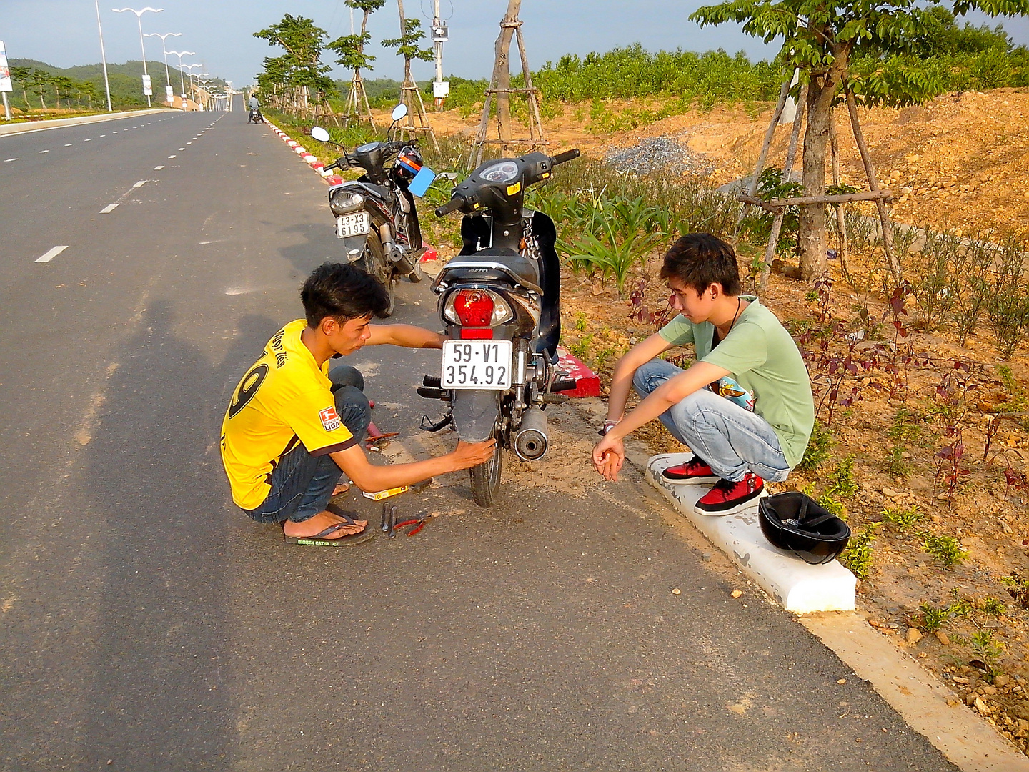 Vietnam - Da Nang - the mecanic man and the driver