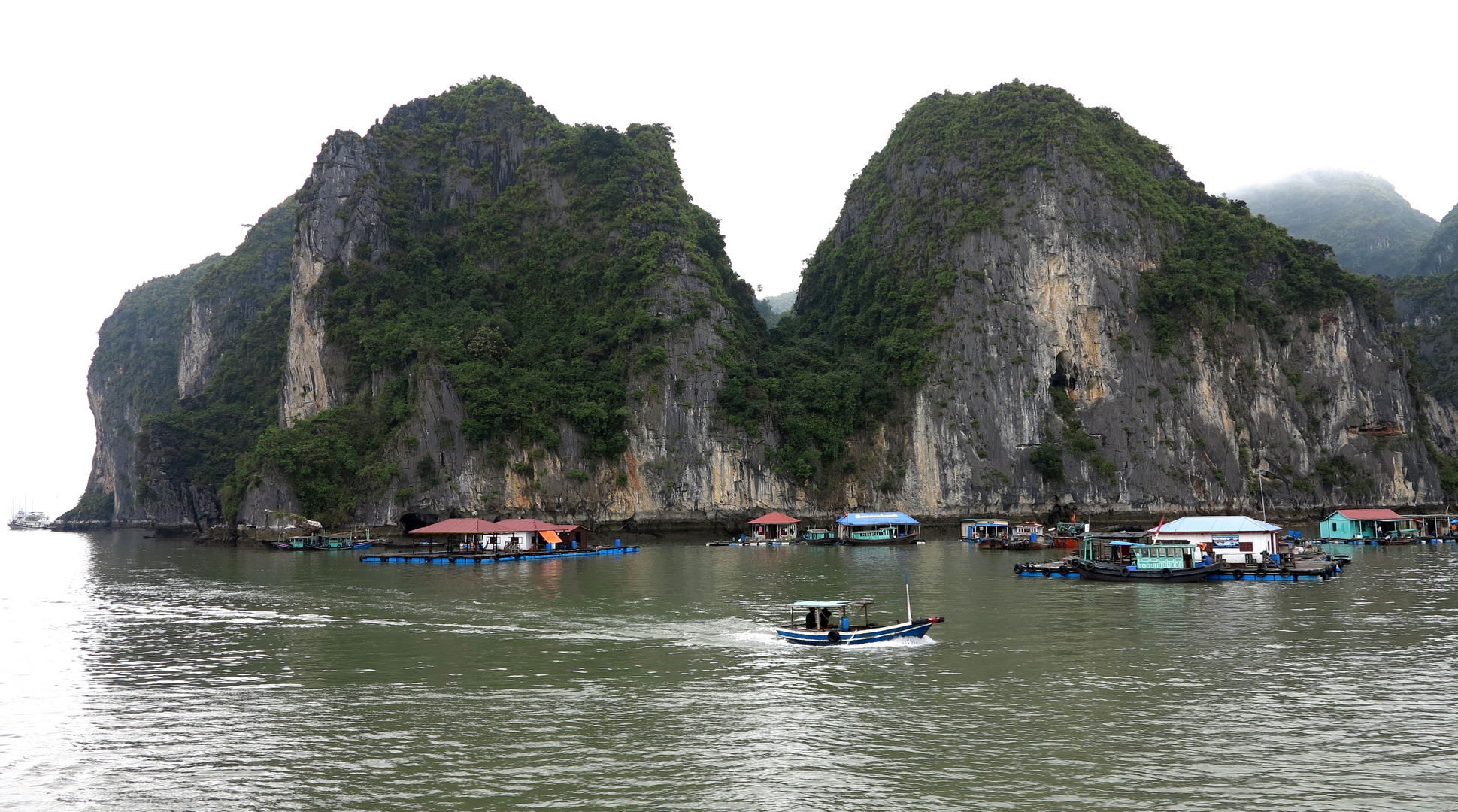 VIETNAM - Halong Bucht - viele kleine Berge