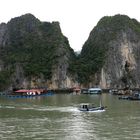 VIETNAM - Halong Bucht - viele kleine Berge