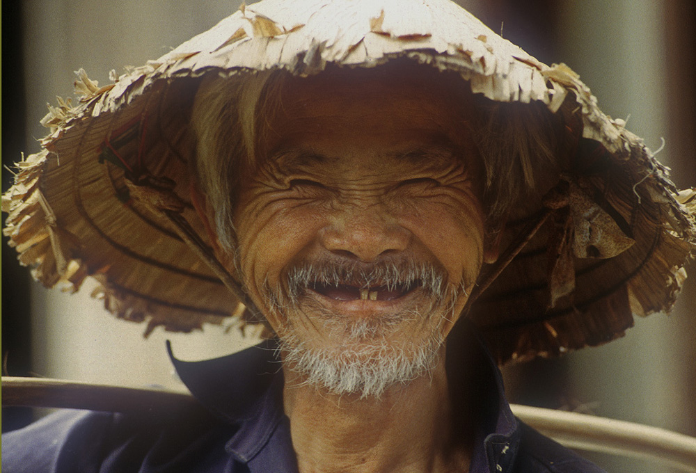 Vietnam, lachender Mann von Urs Jenzer 