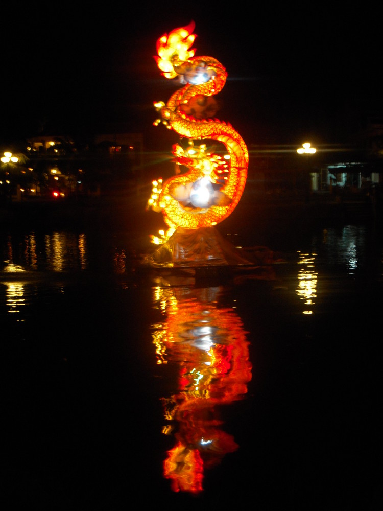 Vietnam : Lampion-Dragon sur le fleuve de Hoi Han