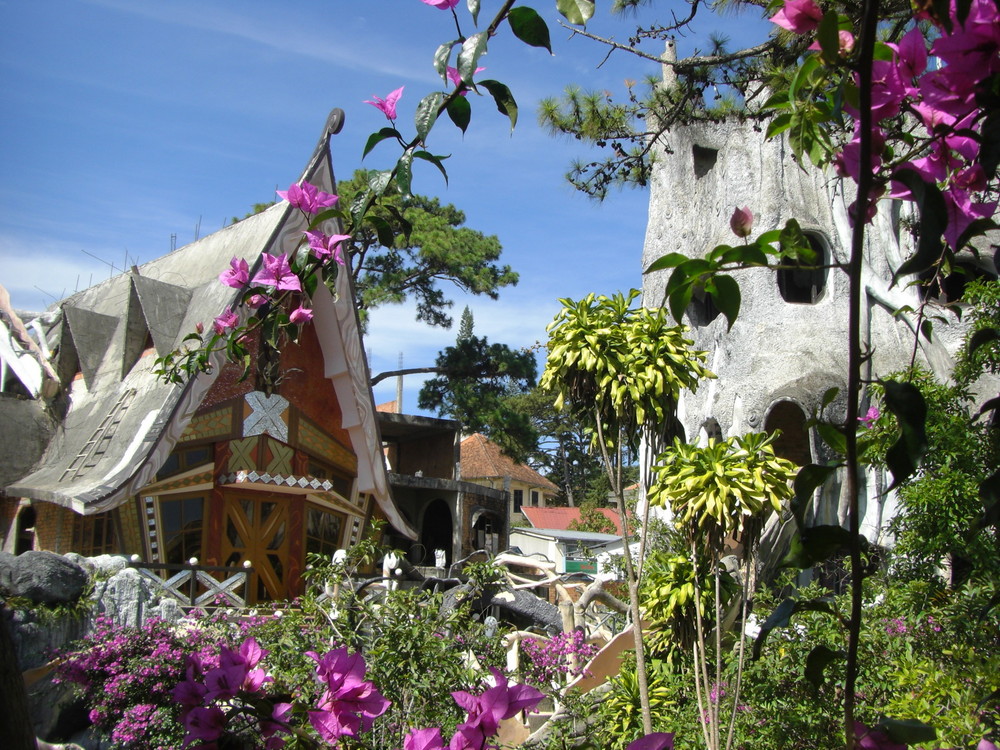 Vietnam : Un melange Gaudi/Alice au pays des merveilles à Dalat