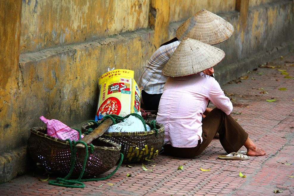 Vietnamesische Straßenverkäuferinnen