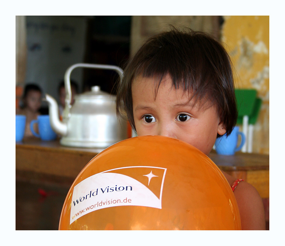 Vietnamesisches Kind mit WV Luftballon