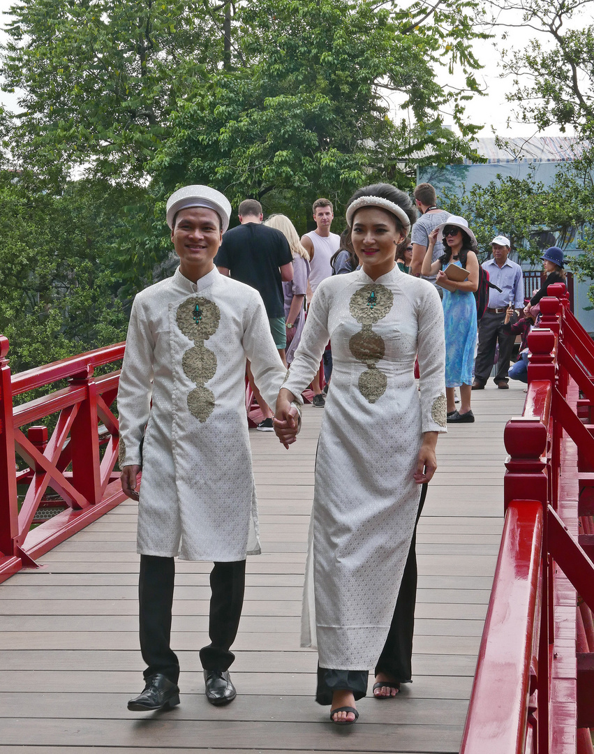 Vietnamesisches Paar auf der "Sonnenstrahl-Brücke" am Hoan-Kiem-See" in Hanoi