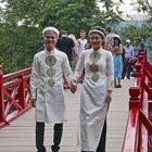 Vietnamesisches Paar auf der "Sonnenstrahl-Brücke" am Hoan-Kiem-See" in Hanoi