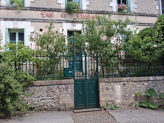 Vieux café dans une rue de Chedigy, village fleuri, en Touraine (37)