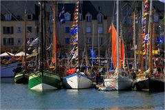 Vieux gréements sous grand pavois.