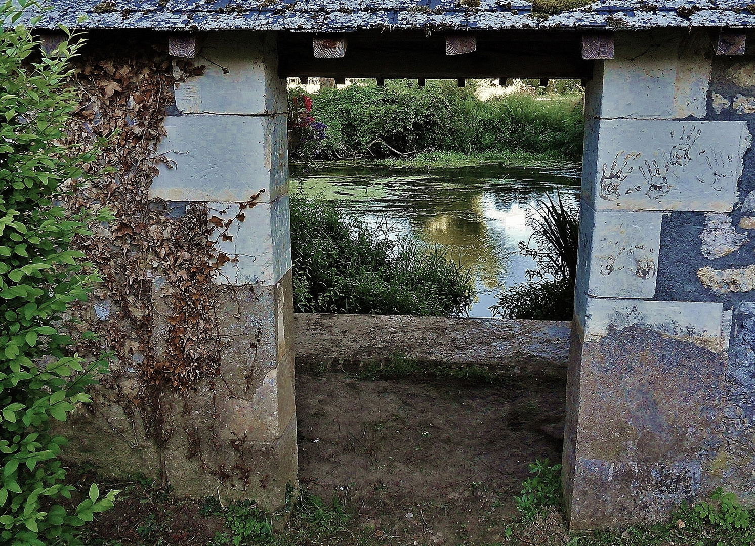 Vieux lavoir avec vue sur.........