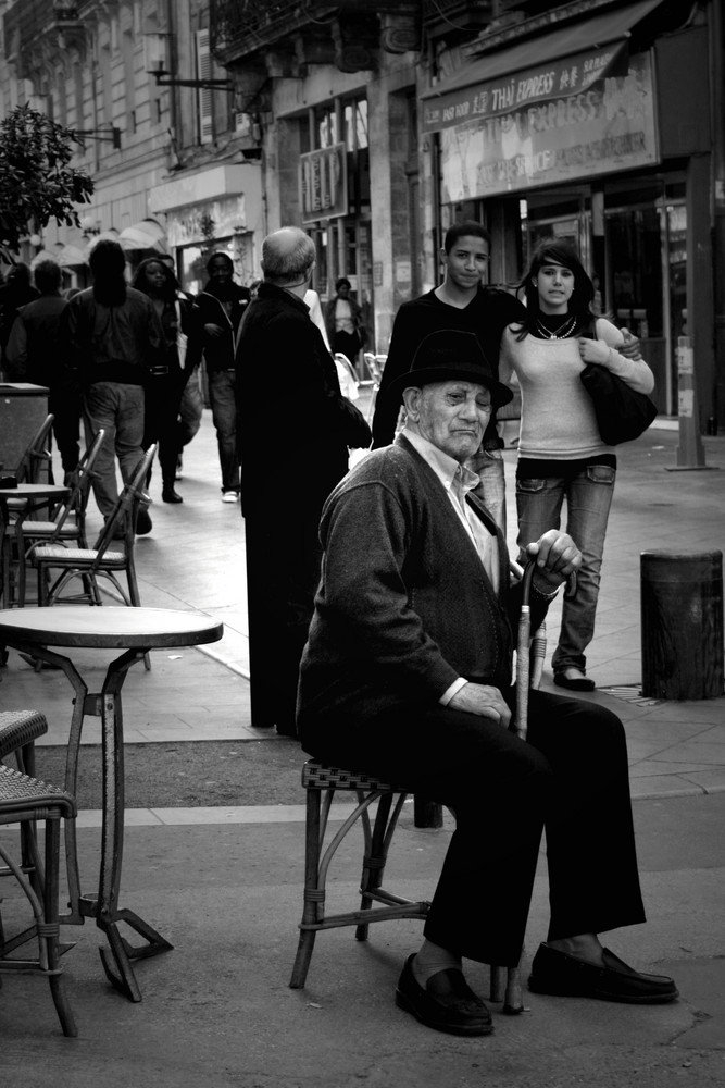 Vieux monsieur en costume assis