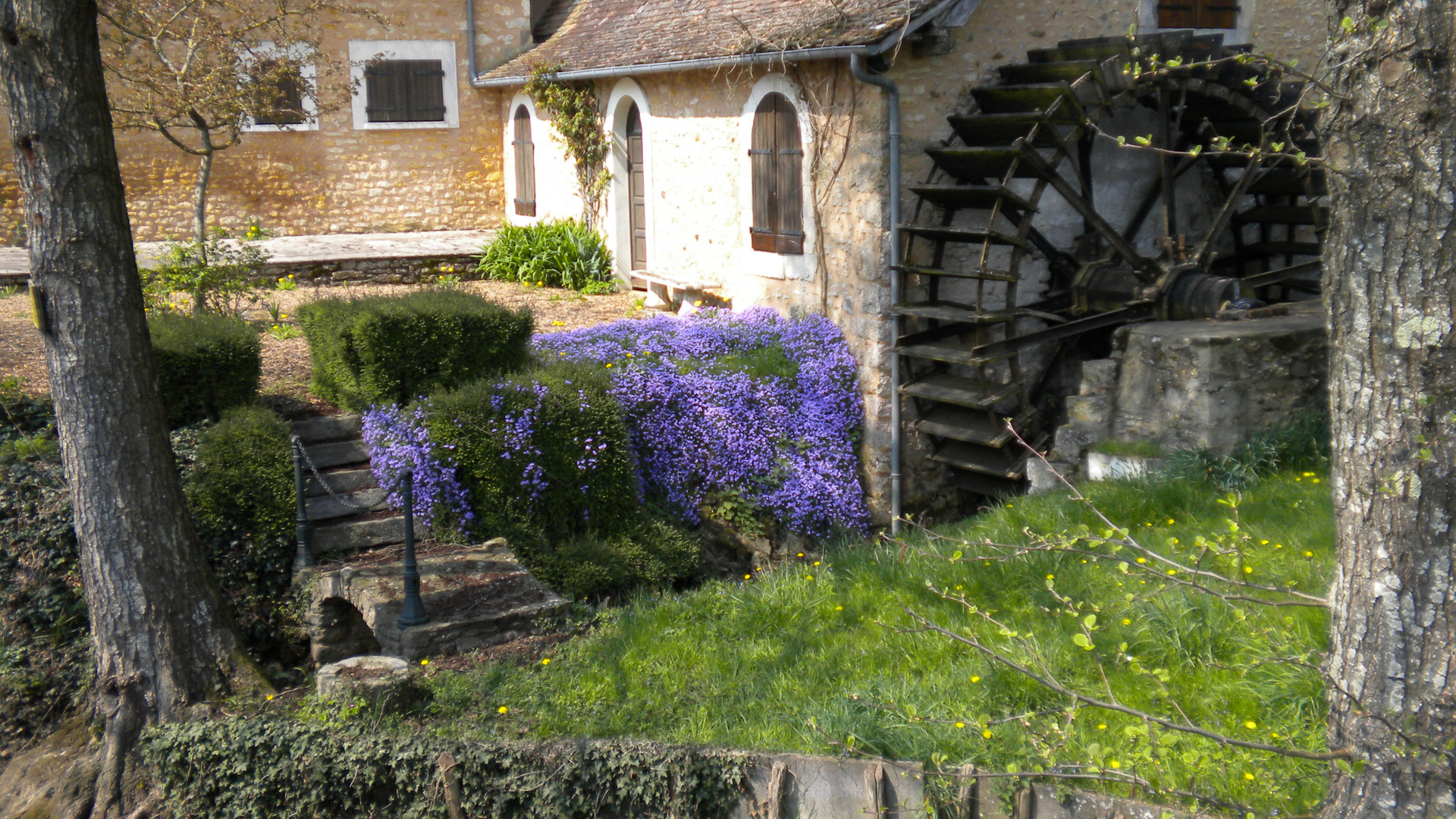 Vieux moulin à eau à Vallon-sur-Gée (Sarthe)