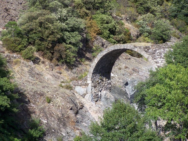 Vieux pont dans la région des Vans en Ardèche