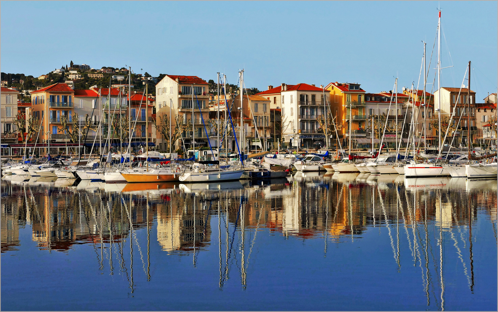 vieux port de golfe juan ....en fin d après midi 