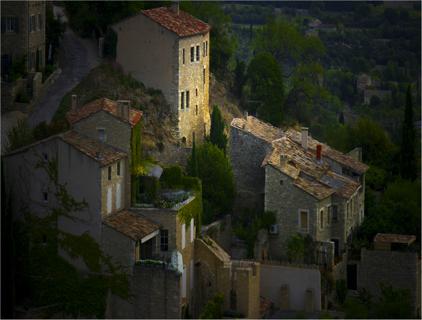 VIEUX VILLAGE PROVENCAL 