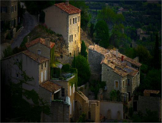 VIEUX VILLAGE PROVENCAL 