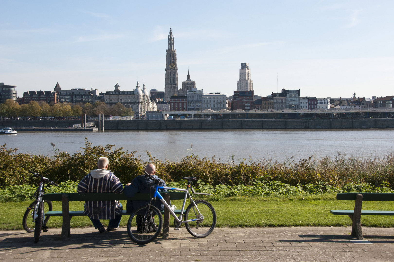 View on Antwerp seen from Linker Oever (Park at Thonetlaan/Frederik van Eedenplein) - 02