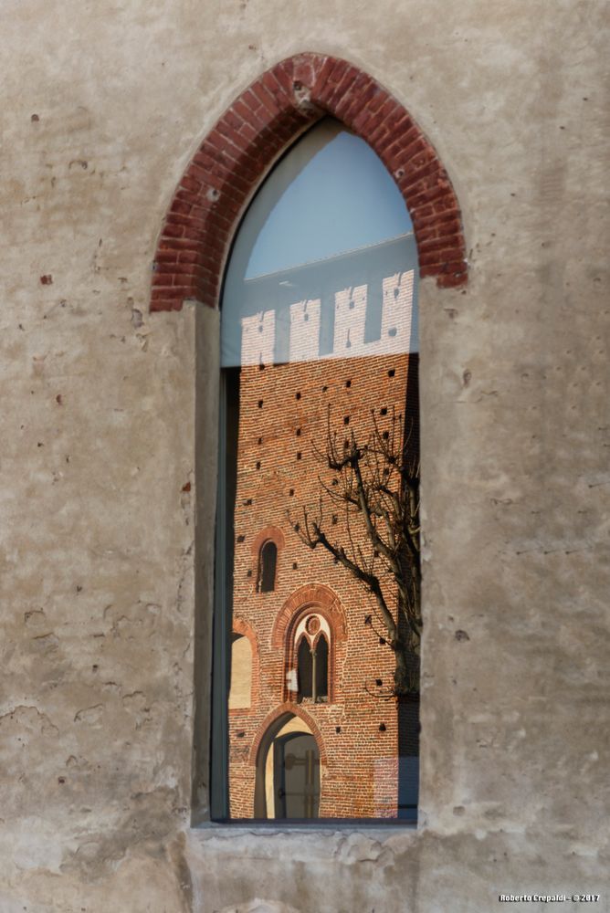 Vigevano, castello Sforzesco, riflesso