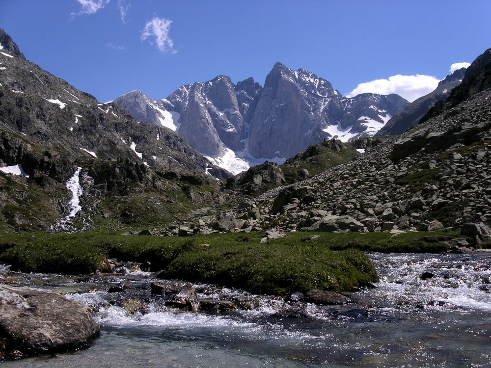 vignemale vu par la vallée de gaube