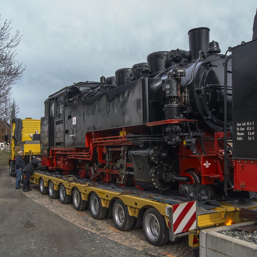 VII K Neubaulok bei der Verladung zum Strassentransport