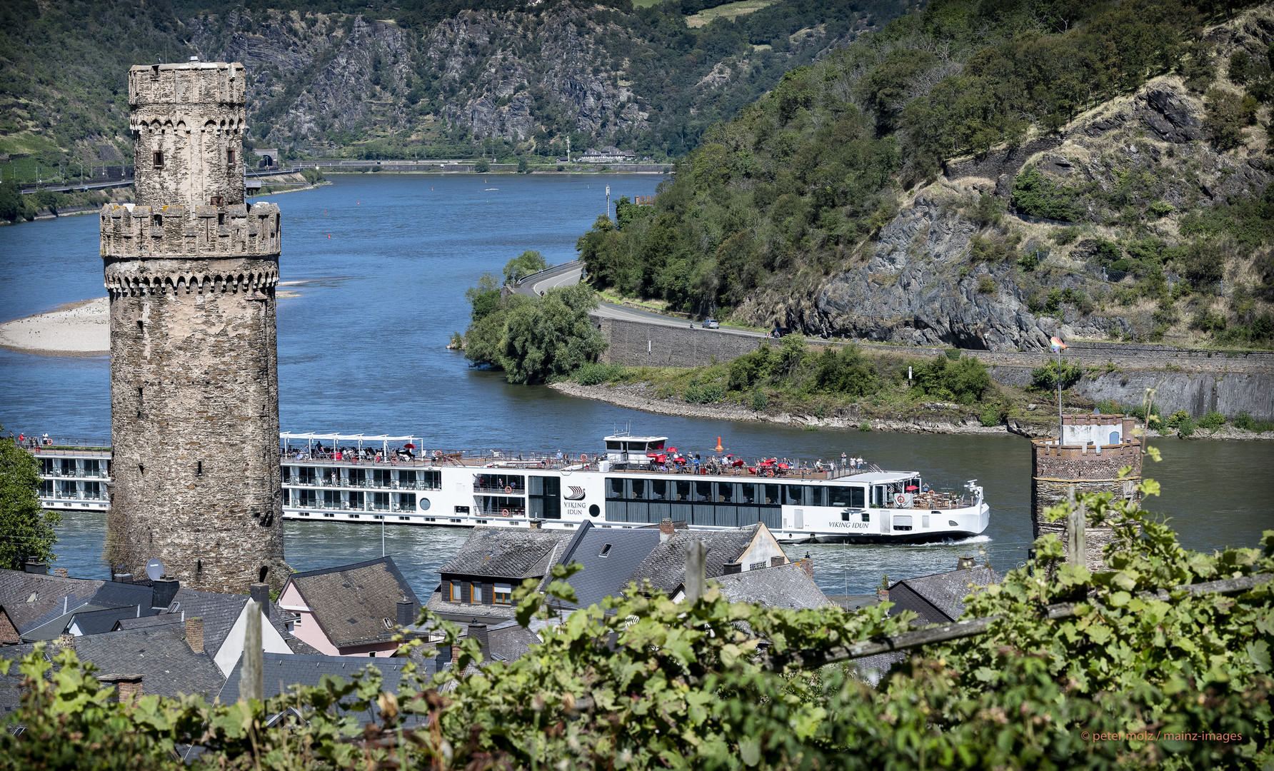 VIKING IDUN passiert den Ochsenturm bei Oberwesel | Mittelrheintal