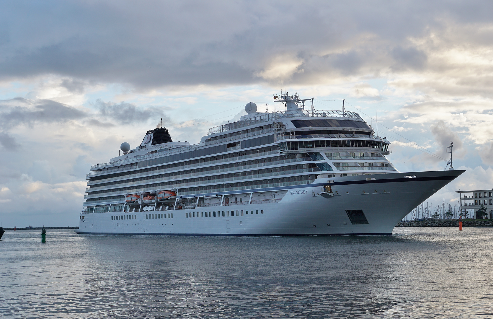 Viking Sky in Warnemünde