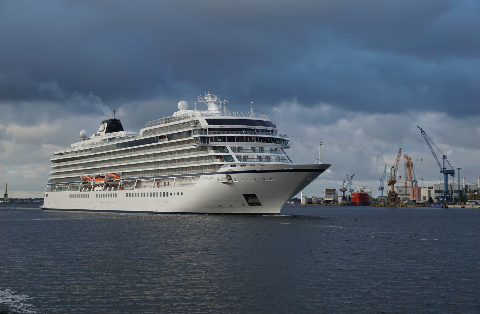 Viking Sky vor der Neptun Werft