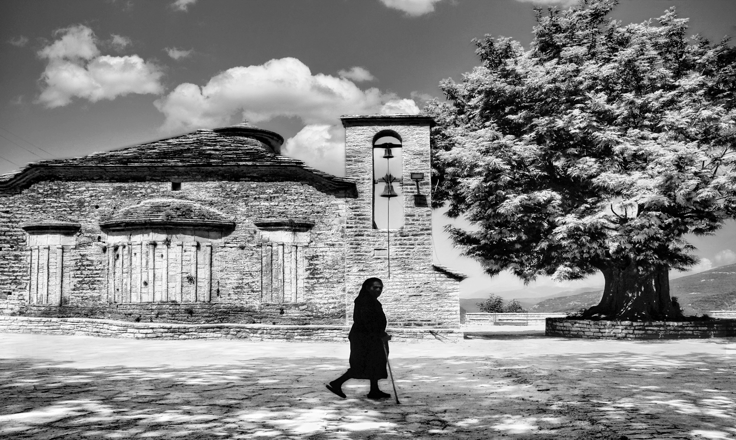 vikos-alte-frau-sw