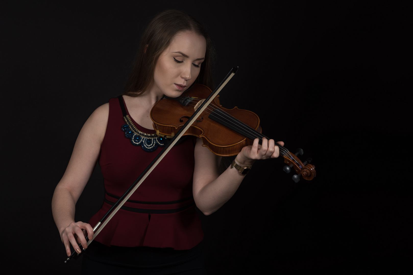 Viktoria play's violin