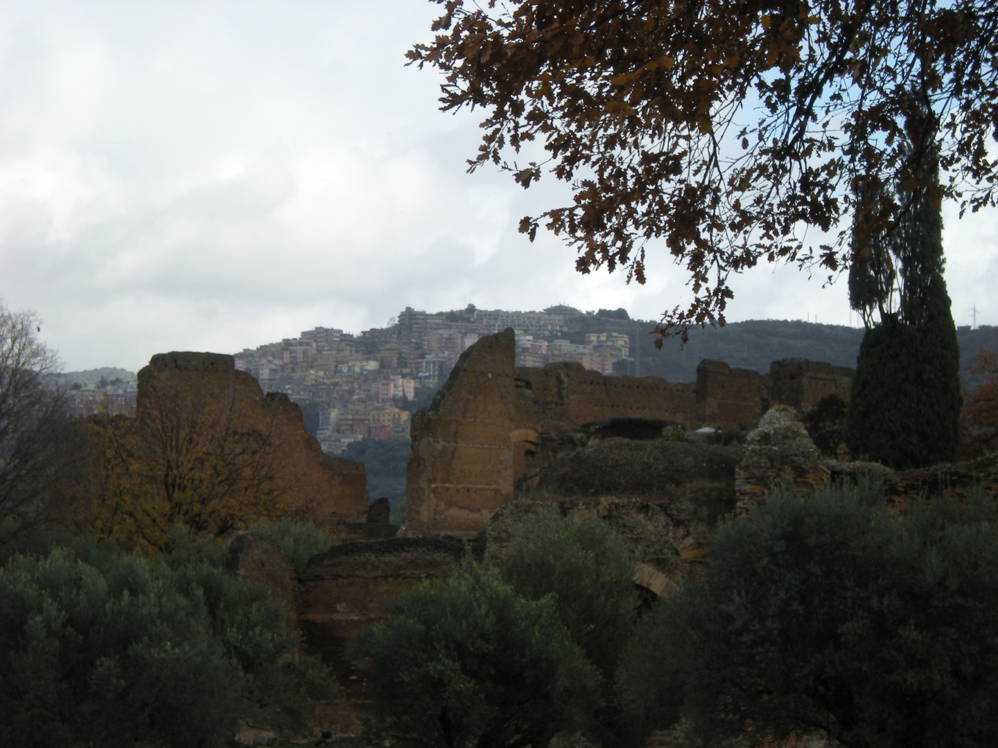 Villa Adriana, Le cento camerelle - in continuità natura e storia