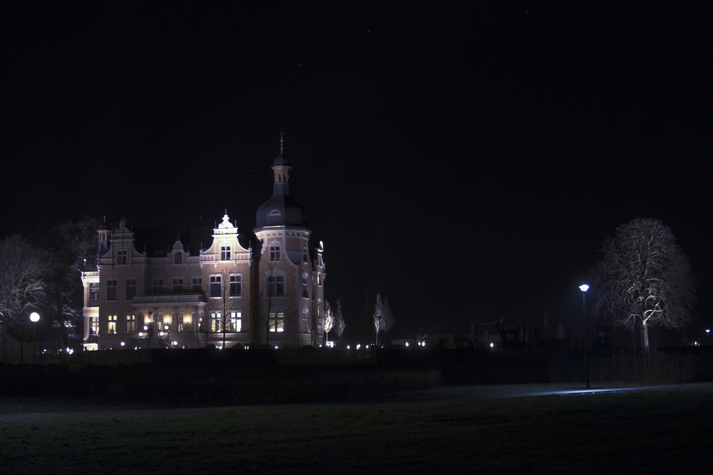 Villa bei Nacht