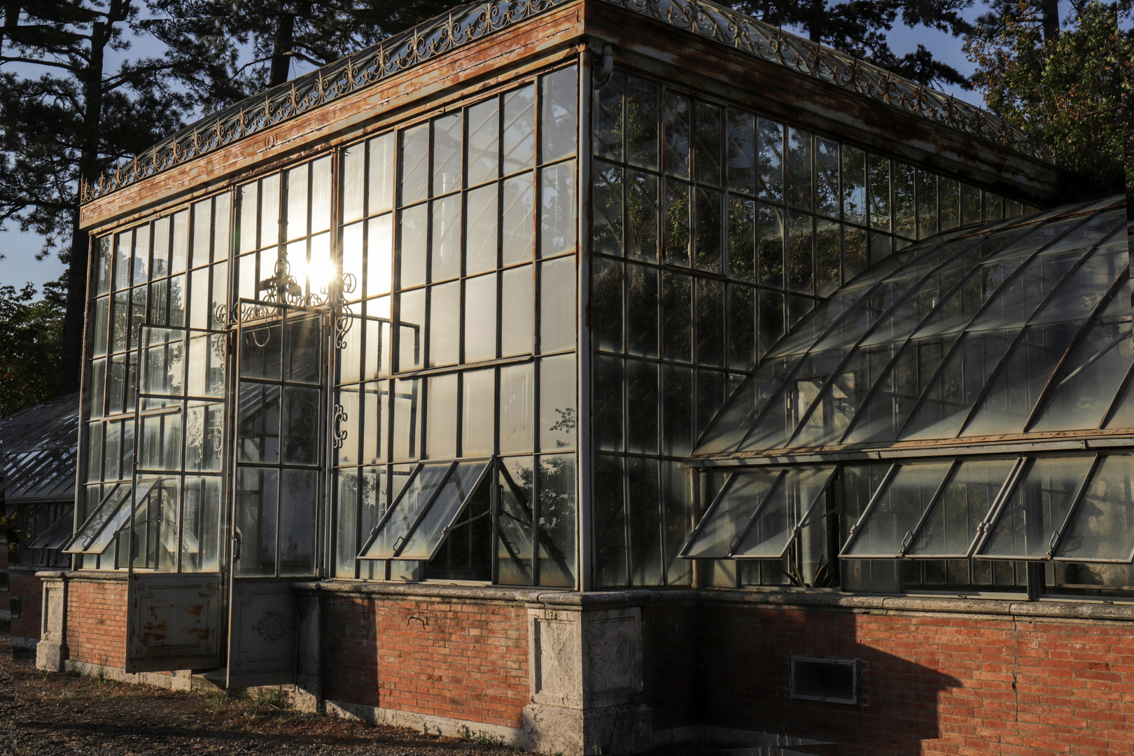 Villa Cahen e la sua vecchia serra: trasparenze e riflessi