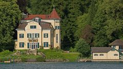 Villa mit Bootshaus