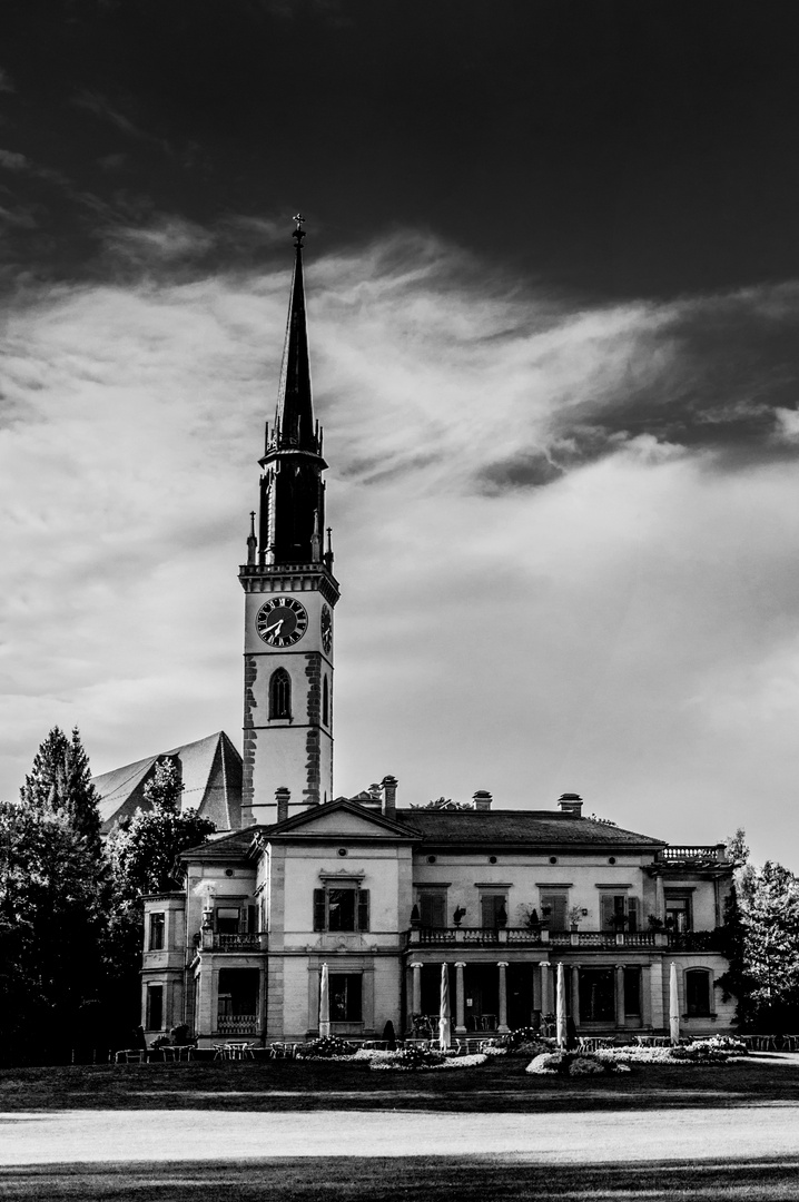 Villa mit Kirche im HIntergrund