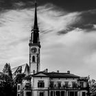 Villa mit Kirche im HIntergrund