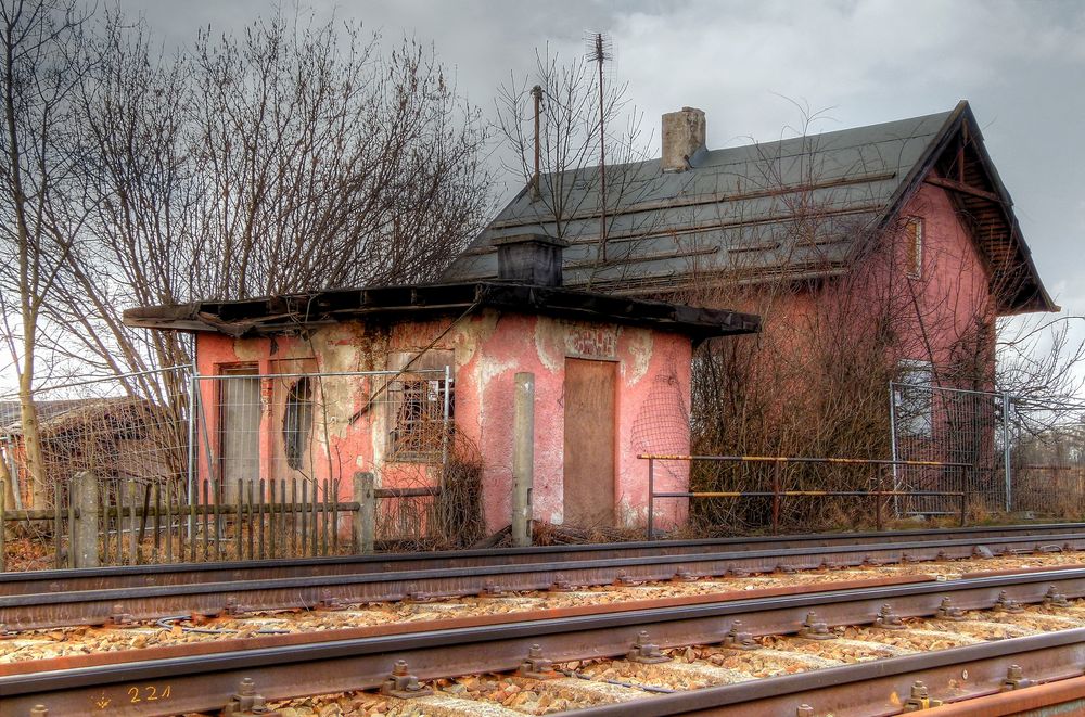 Villa mit Nebengebäude in bester Bahnlage