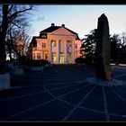 villa mit obelisk