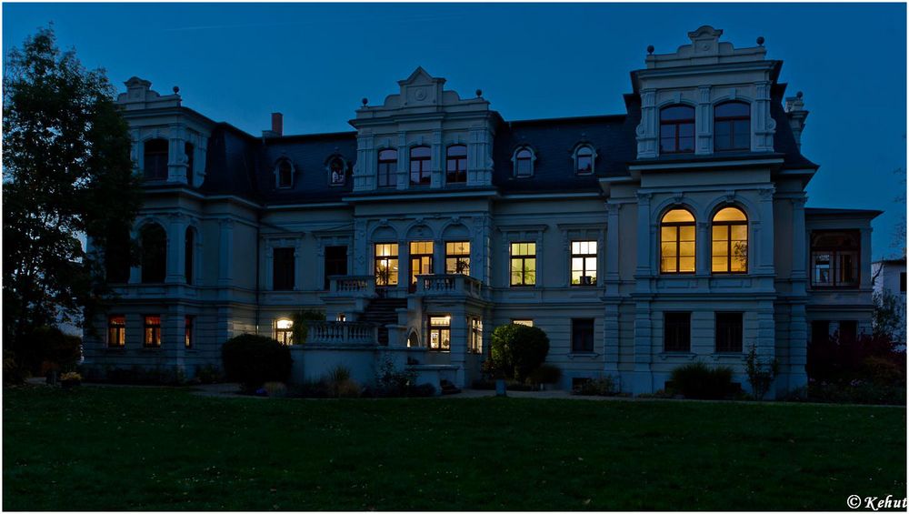 Villa vor der blauen Stunde