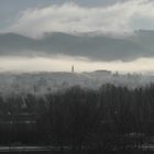 village dans le brouillard