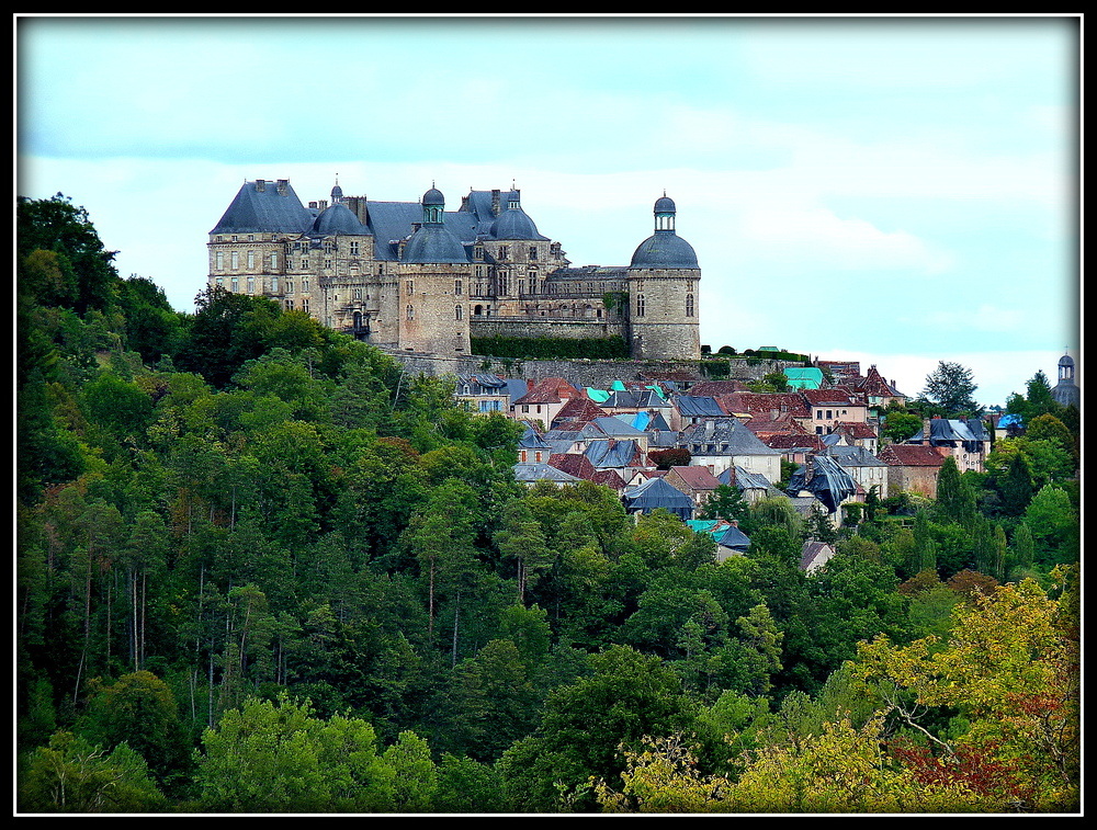 VILLAGE DE HAUTEFORT ET SON CHATEAU