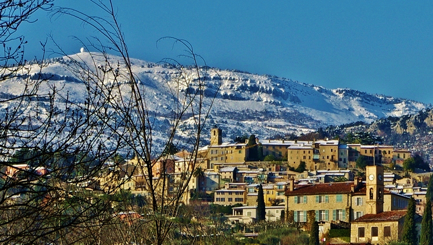 village de provence en robe de marièe...