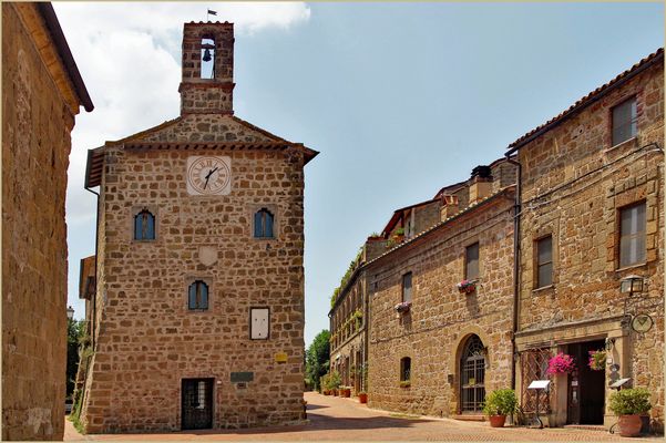 village de Sovana , zone du tuf calcaire ....