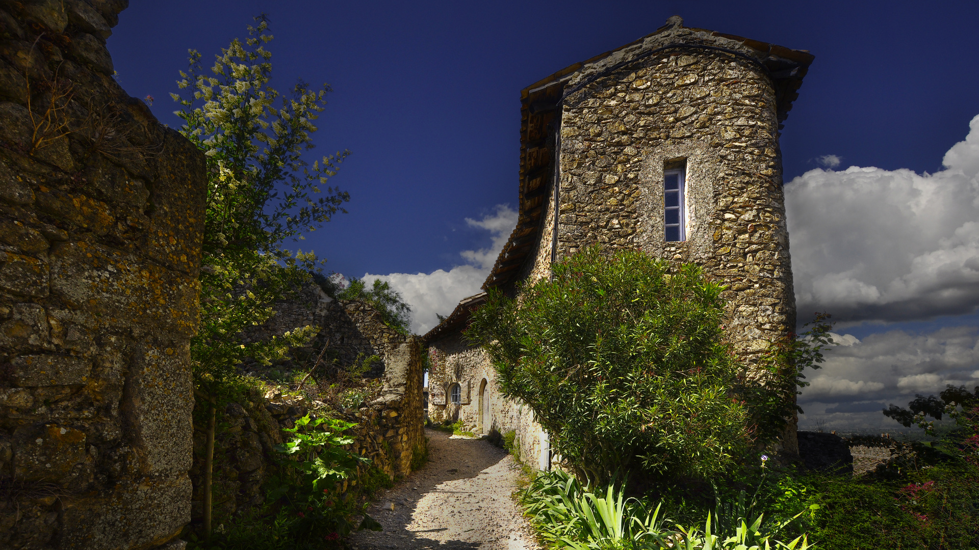 village dromois en pierre