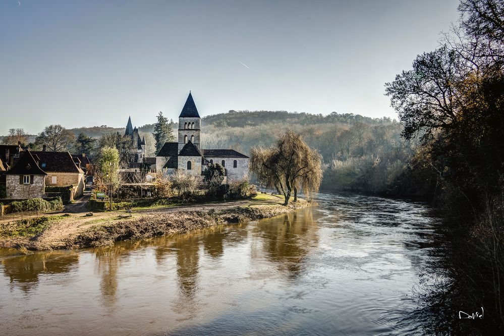 Village du Périgord au bord de la Vézère