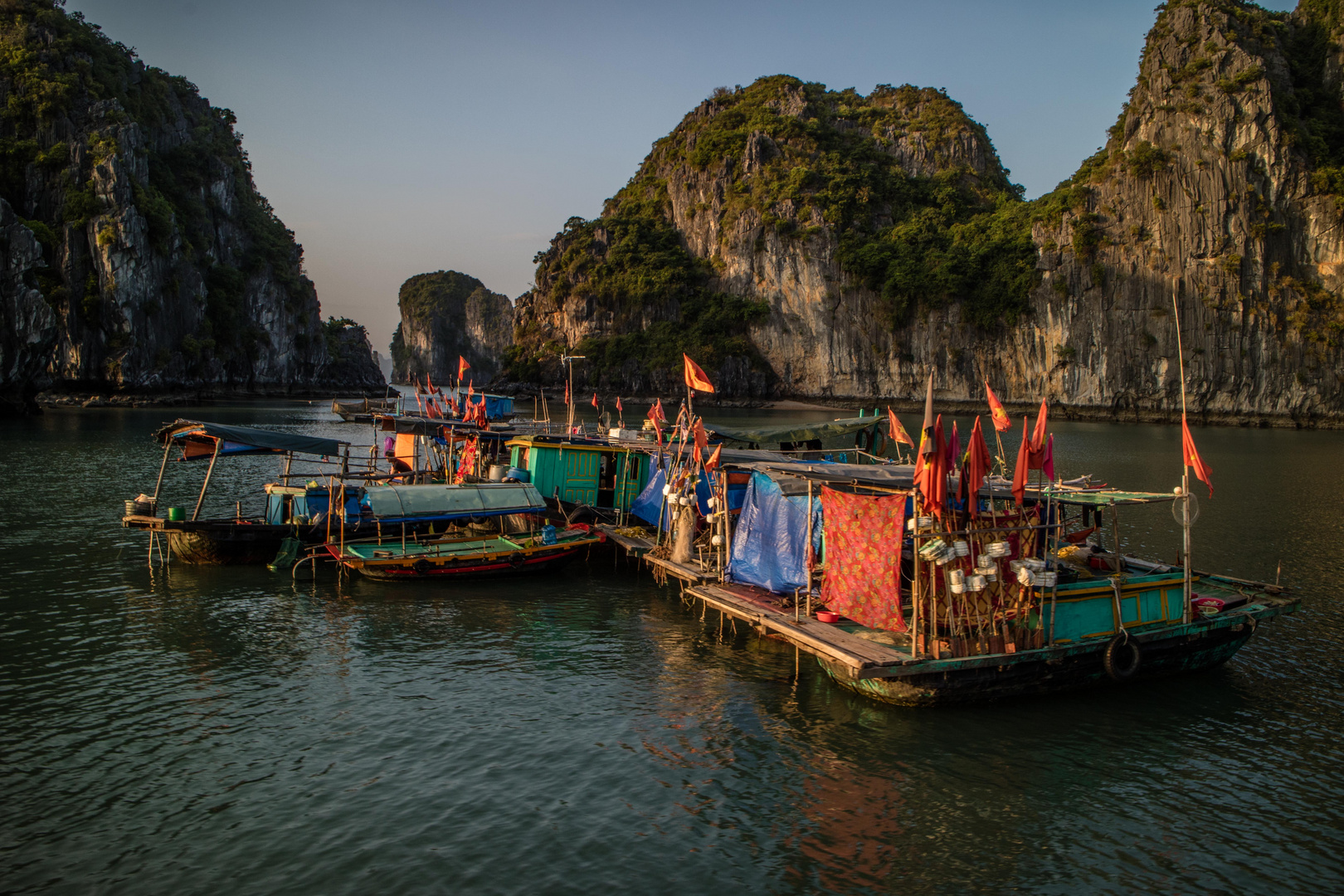 Village flottant de pêcheurs dans la Baie d'Halong.