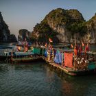 Village flottant de pêcheurs dans la Baie d'Halong.